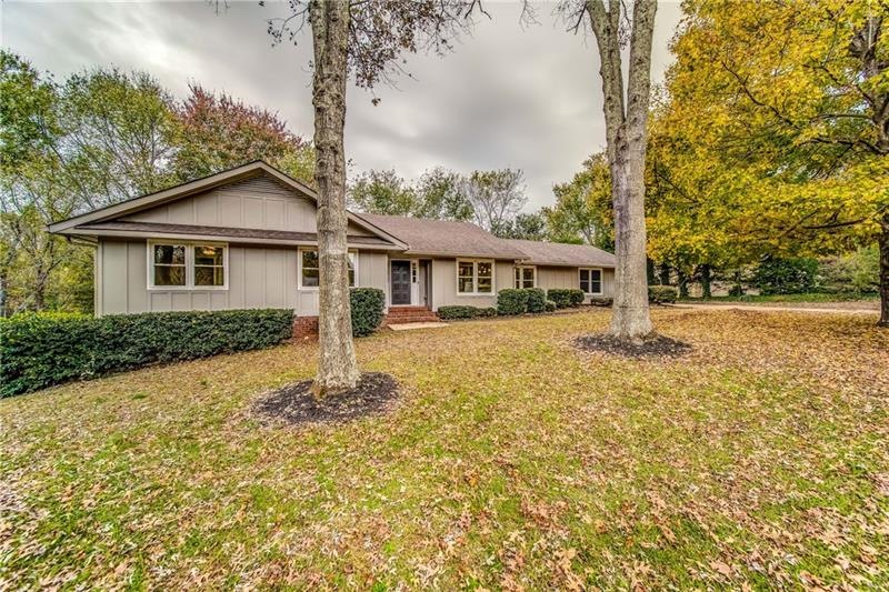 575 Saddle Creek Cir, Roswell, GA 30076 - photo 1