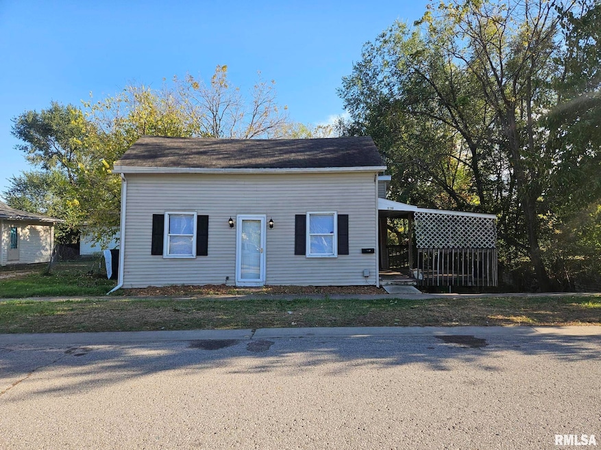 1110 E 10th St, Muscatine, IA 52761 - photo 1