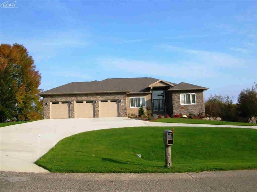 1267 Woodkrest Dr, Flint, MI 48532 - photo 1