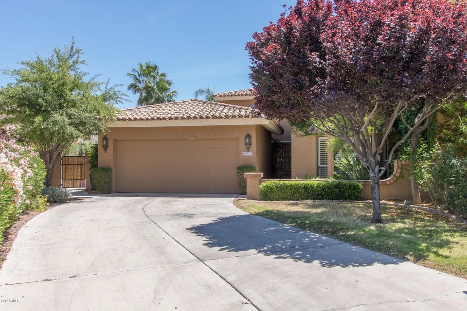 Beautiful front yard in Pointe Tapatio.