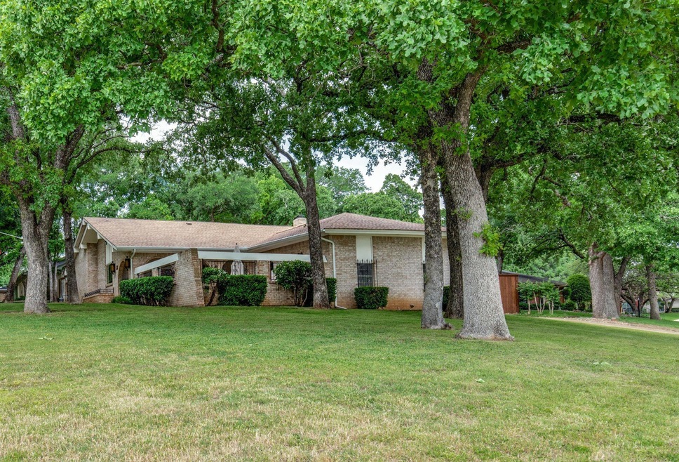 656 Springhill Dr, Hurst, TX 76054 - photo 1