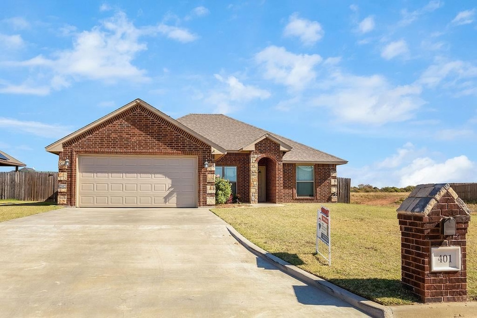 401 N Mountain Meadow Dr, Cache, OK 73527 - photo 1
