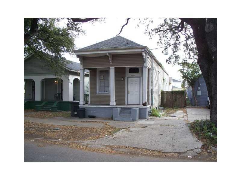 Photo. Front View