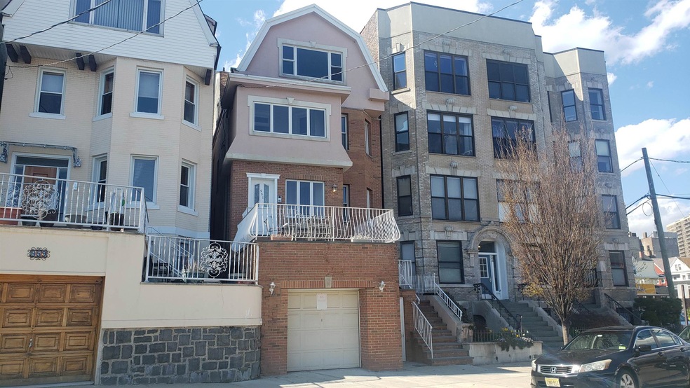 961 Boulevard E unit 3, Weehawken, NJ 07086 - photo 1