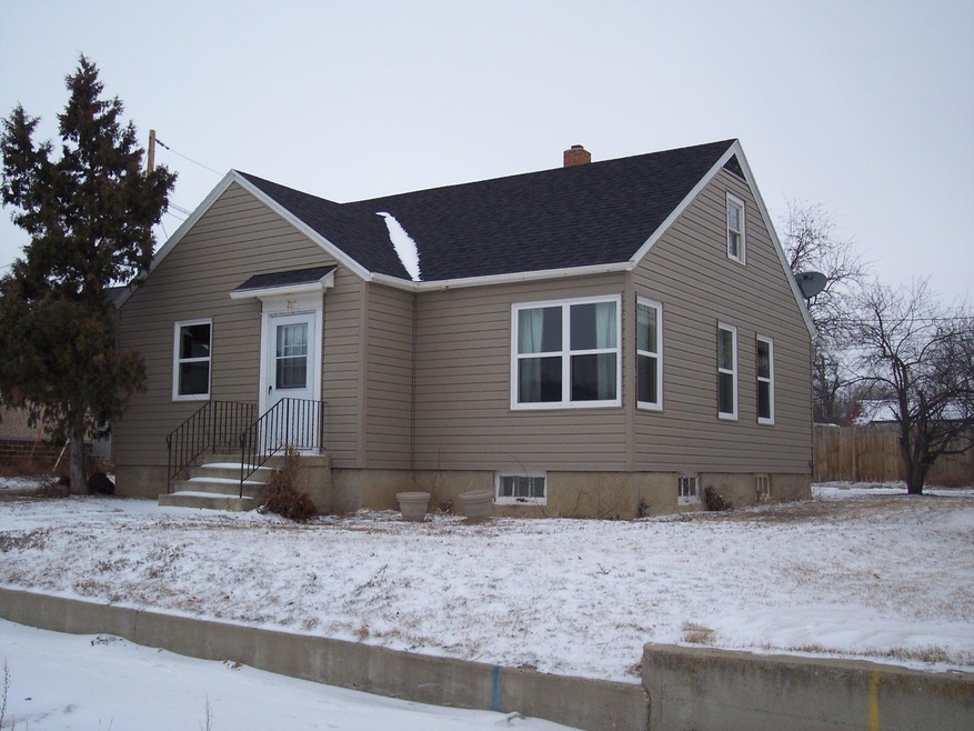 215 4th St East<|><|>