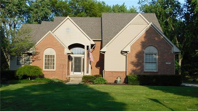 2883 W Bloomfield Oaks Ct, Orchard Lake, MI 48324 - photo 1