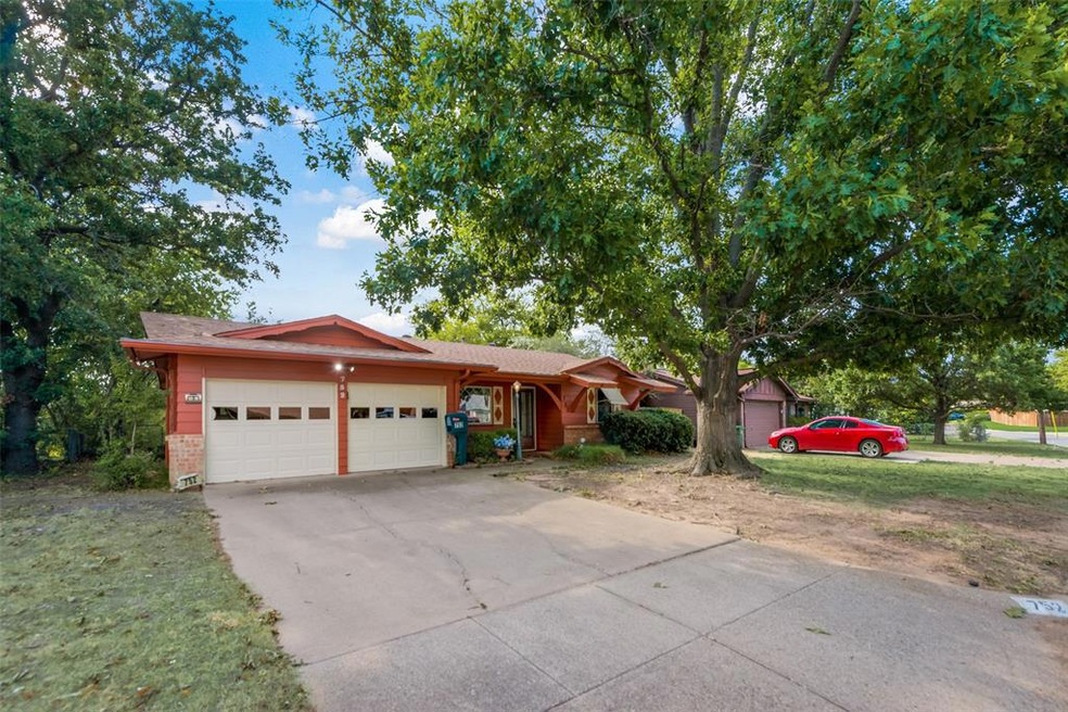 752 Ridgecrest Dr, Hurst, TX 76053 - photo 1