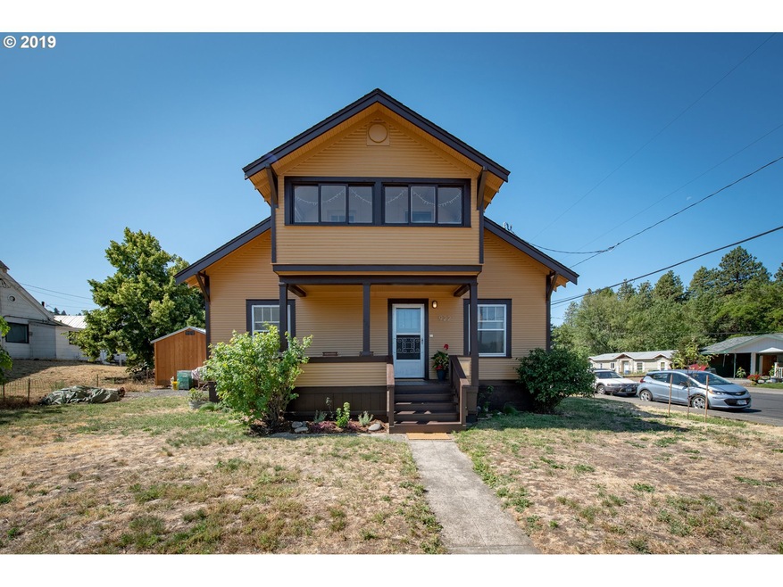 922 W 10th St, the Dalles, OR 97058 - photo 1