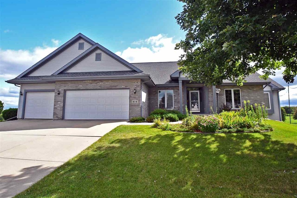 814 Fox Run Ct, Oregon, WI 53575 - photo 1