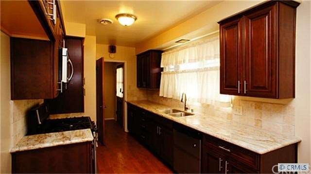 Beautiful upgraded kitchen! Granite, new cabs, SS 