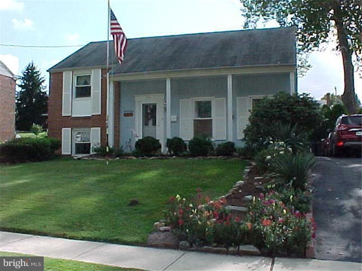 414 Camelot Dr, Brookhaven, PA 19015 - photo 1