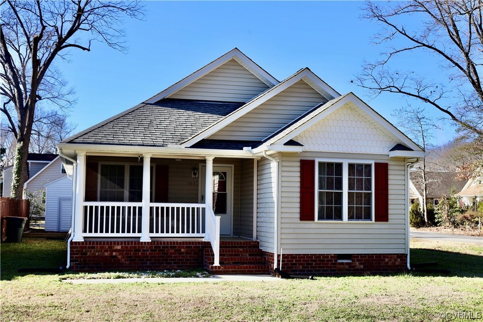 View of front of home featuring a front yard and c