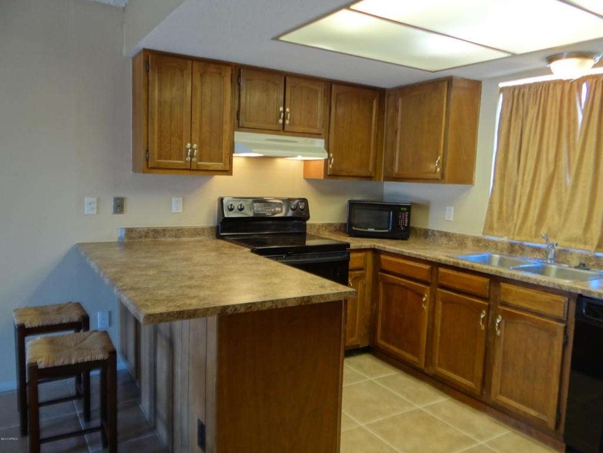 10511 W Golden Ln, Peoria, AZ 85345 - photo 1