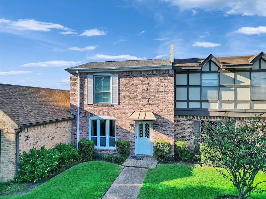 1320 Town Cir unit 1, Baytown, TX 77520 - photo 1