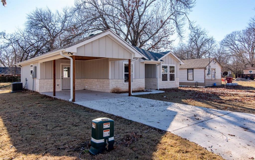 806 E 12th St, Bonham, TX 75418 - photo 1