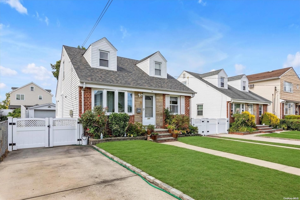 259 Mckinley Pkwy, Mineola, NY 11501 - photo 1