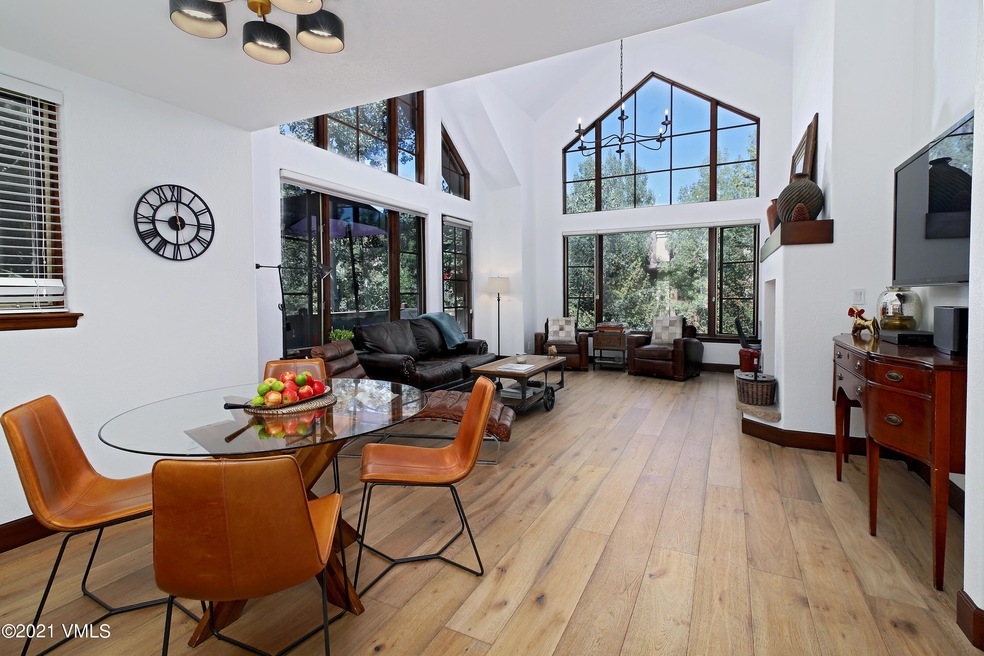 sprucetree_lodge_401_dining_living