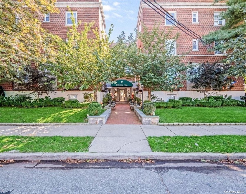 30 Shipherd Ave unit 1A, Lynbrook, NY 11563 - photo 1