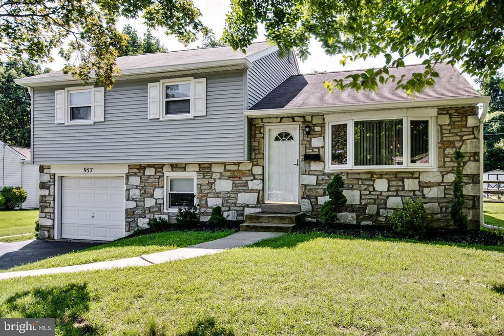 957 Carlin Dr, Southampton, PA 18966 - photo 1