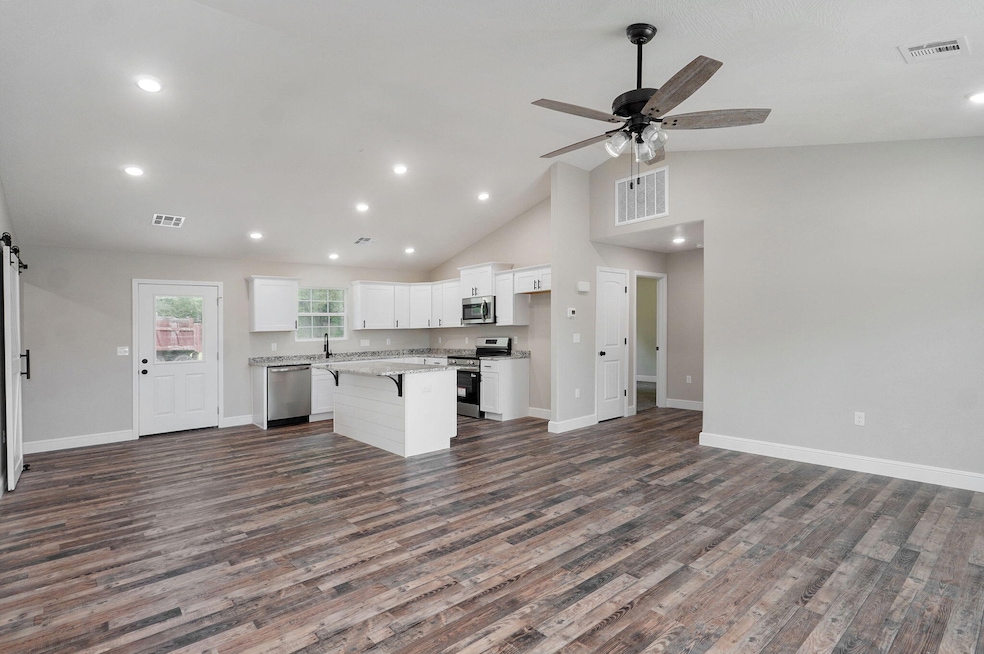 401 E Crescent St-1