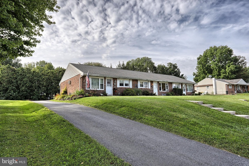 948 E Oak St, Palmyra, PA 17078 - photo 1