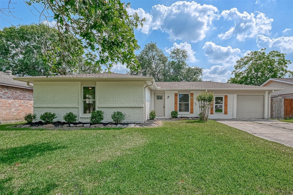 16726 Barcelona Dr, Friendswood, TX 77546 - photo 1