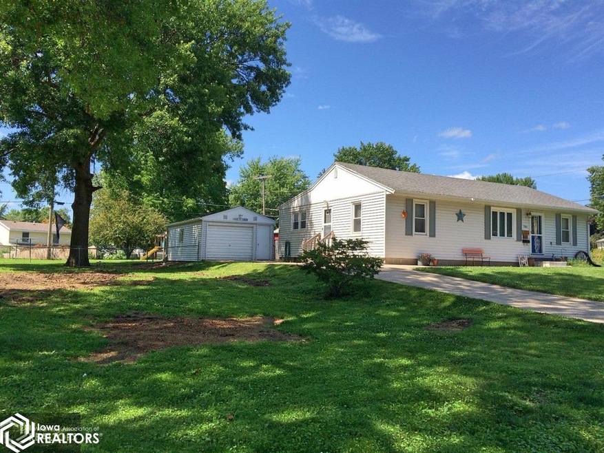 701 E 21st Street Place S, Newton, IA 50208 - photo 1