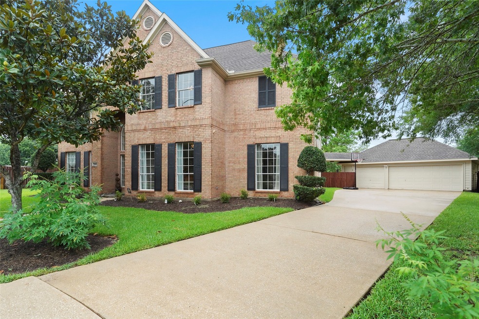 LOCATION, LOCATION, LOCATION!!! CLOSE to the MED CENTER and EASY ACCESS to downtown. This gorgeous home sits at the end of a cul-de-sac in a highly sought after Pearland Community.
