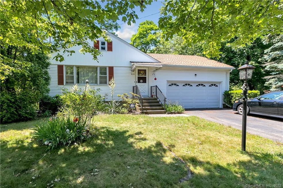 735 Robin Ln, Stratford, CT 06614 - photo 1