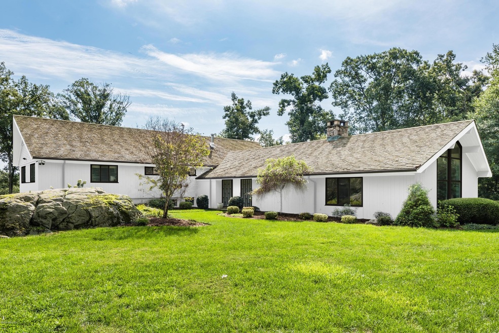 84 Burning Tree Rd, Greenwich, CT 06830 - photo 1