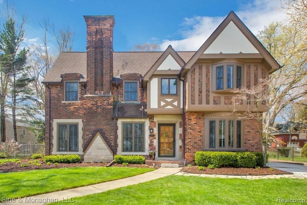 1005 Kensington Ave, Grosse Pointe Park, MI 48230 - photo 1