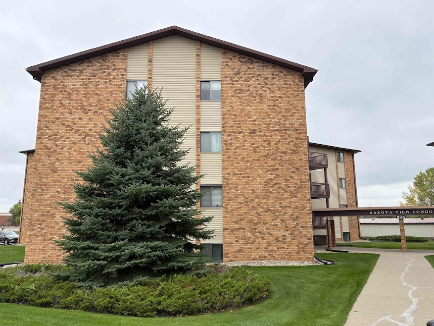 924 28th Ave SW, Minot, ND 58701 - photo 1