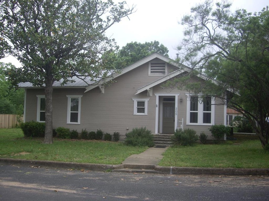 205 Shaw Ave, Fredericksburg, TX 78624 - photo 1