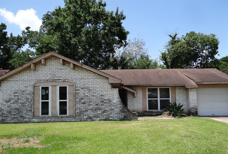 8215 Lawn St, Houston, TX 77088 - photo 1