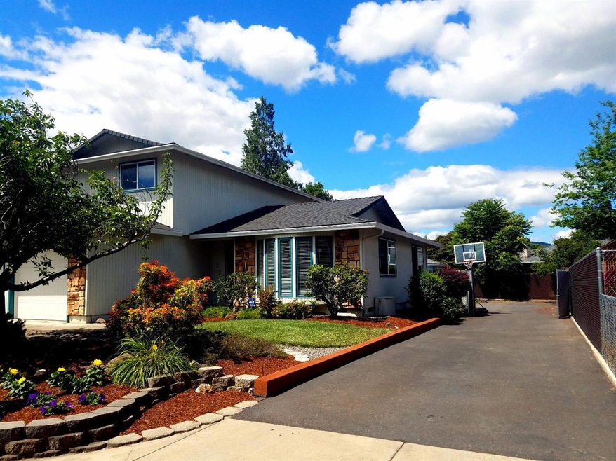 722 Sandra Ln, Central Point, OR 97502 - photo 1