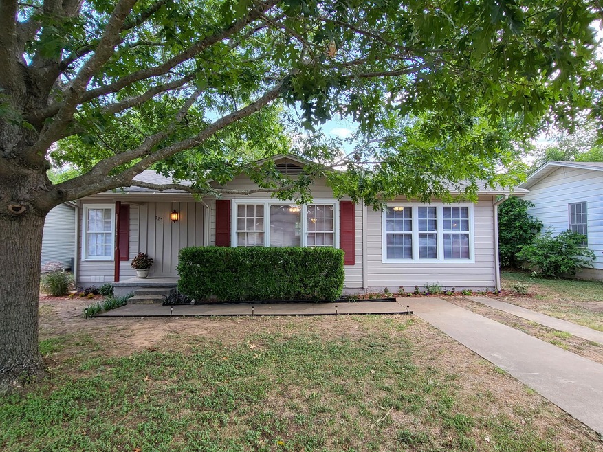 525 Euclid St, Cleburne, TX 76033 - photo 1