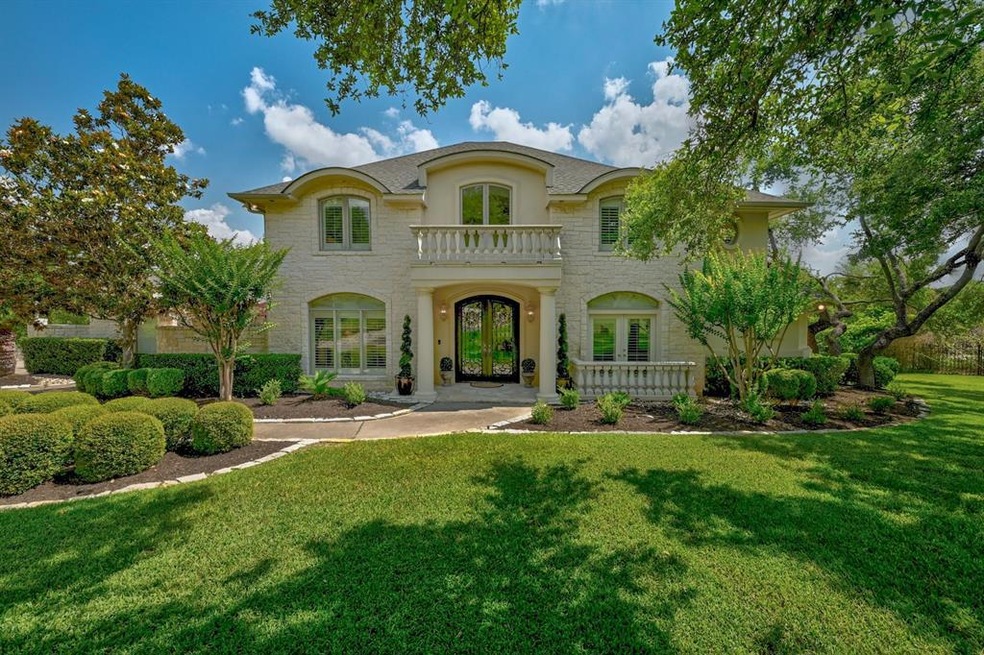 Spacious and stunning front and backyard. Meticulo