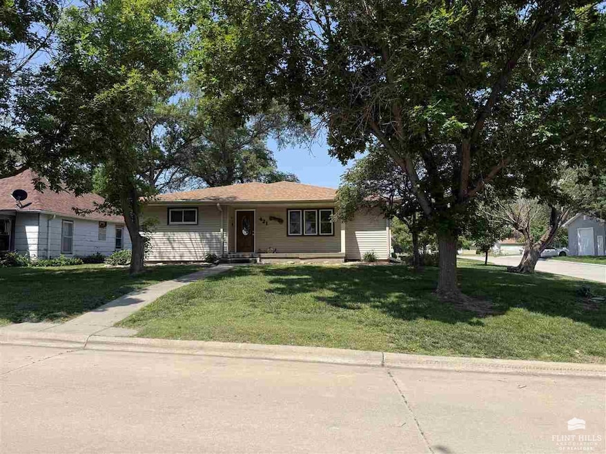 421 N Broadway Ave, Beloit, KS 67420 - photo 1