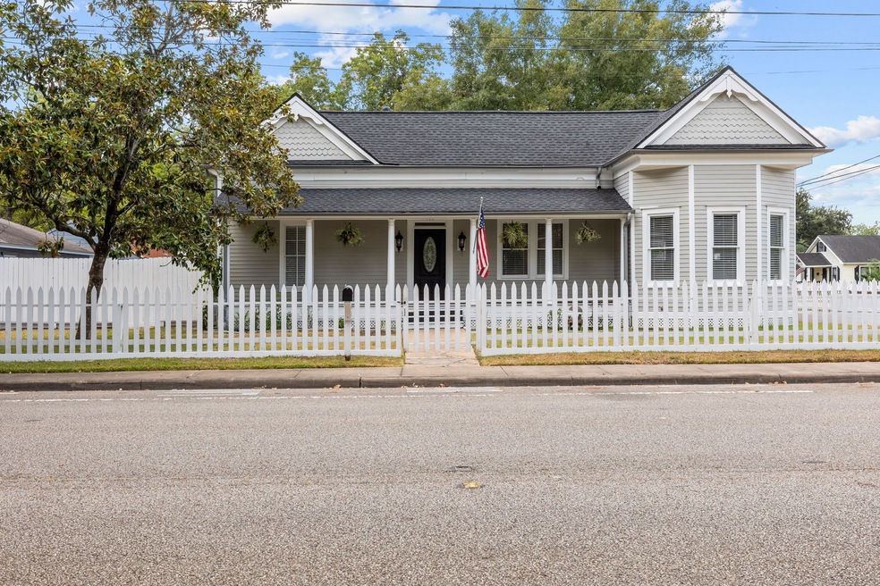 611 W Adoue St, Alvin, TX 77511 - photo 1