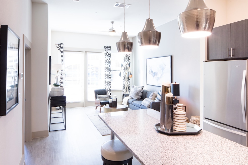 901 N Zang Blvd unit 203, Dallas, TX 75208 - photo 1