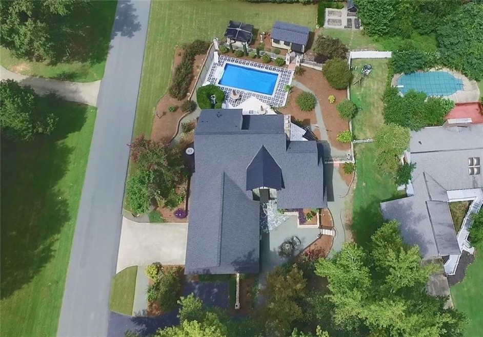 LUXURY 4 BR, 3.5 bath on CORNER lot