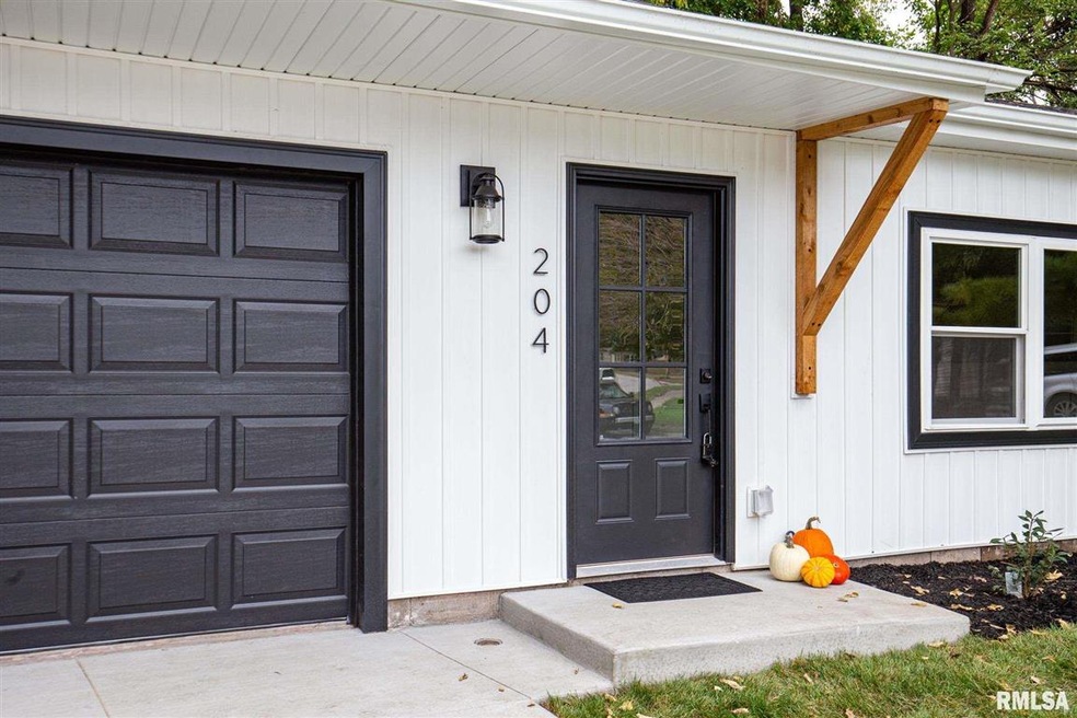 204 Pershing Ct, Davenport, IA 52803 - photo 1