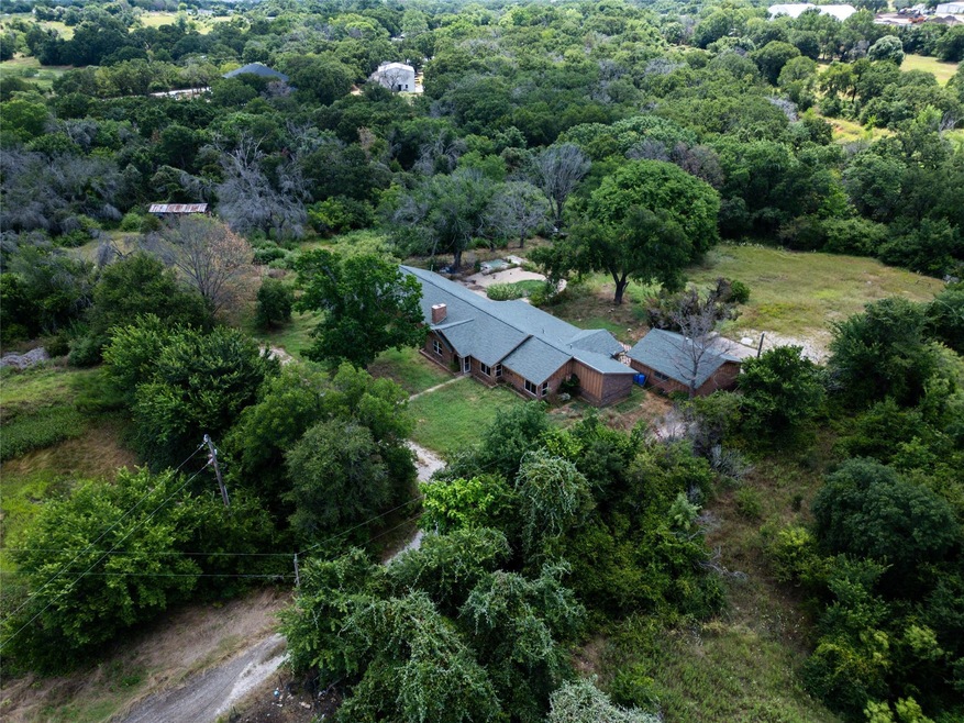 917 Fox Ln, Azle, TX 76020 - photo 1