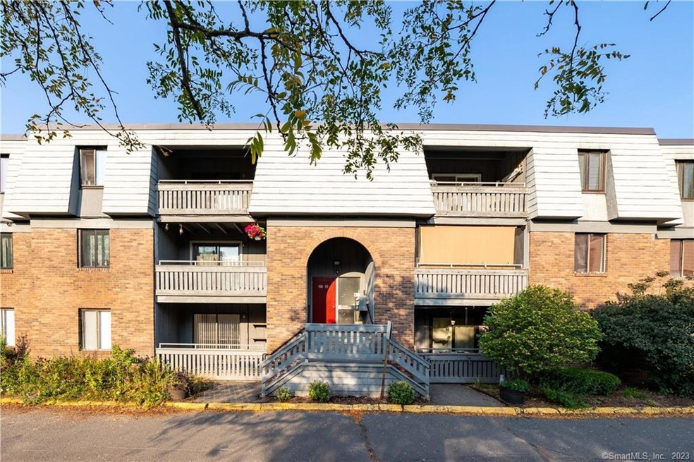 Welcome 110 Trolley Crossing to the market!