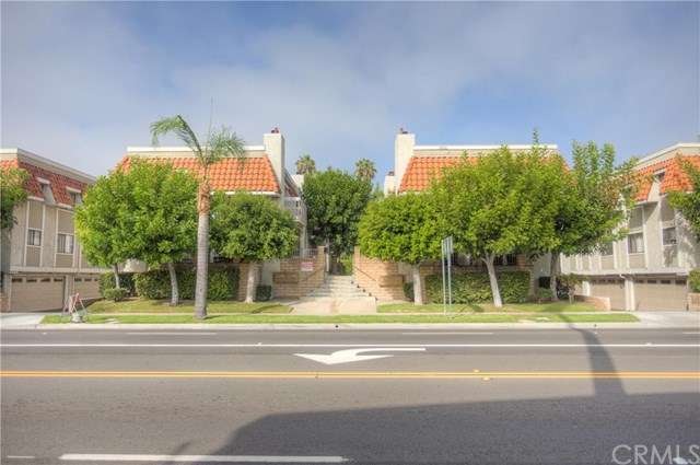 Broadway Townhomes with lots of greenery
