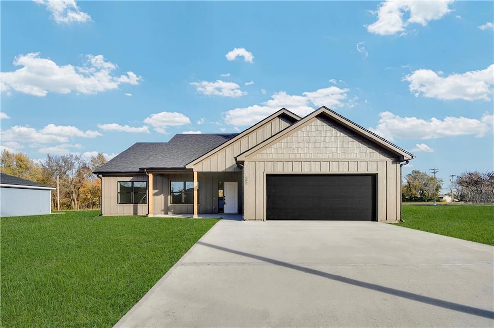 502 Washington St, East Lynne, MO 64743 - photo 1