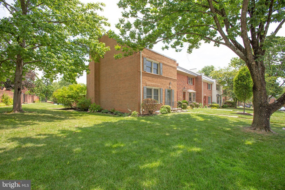 5992 Queenston St, Springfield, VA 22152 - photo 1