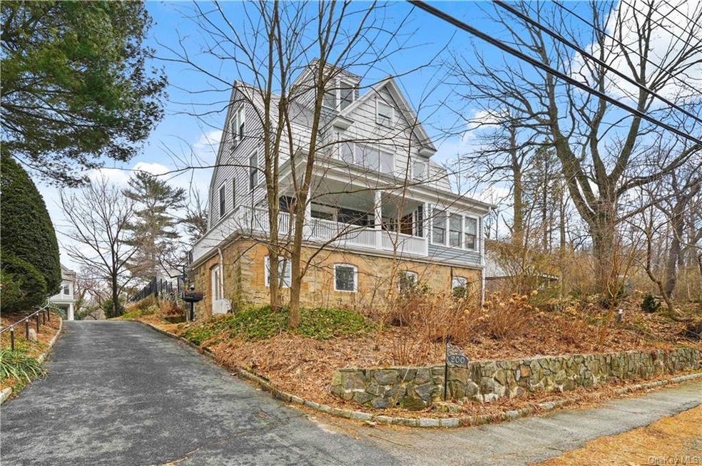 Majestic Hudson River Colonial