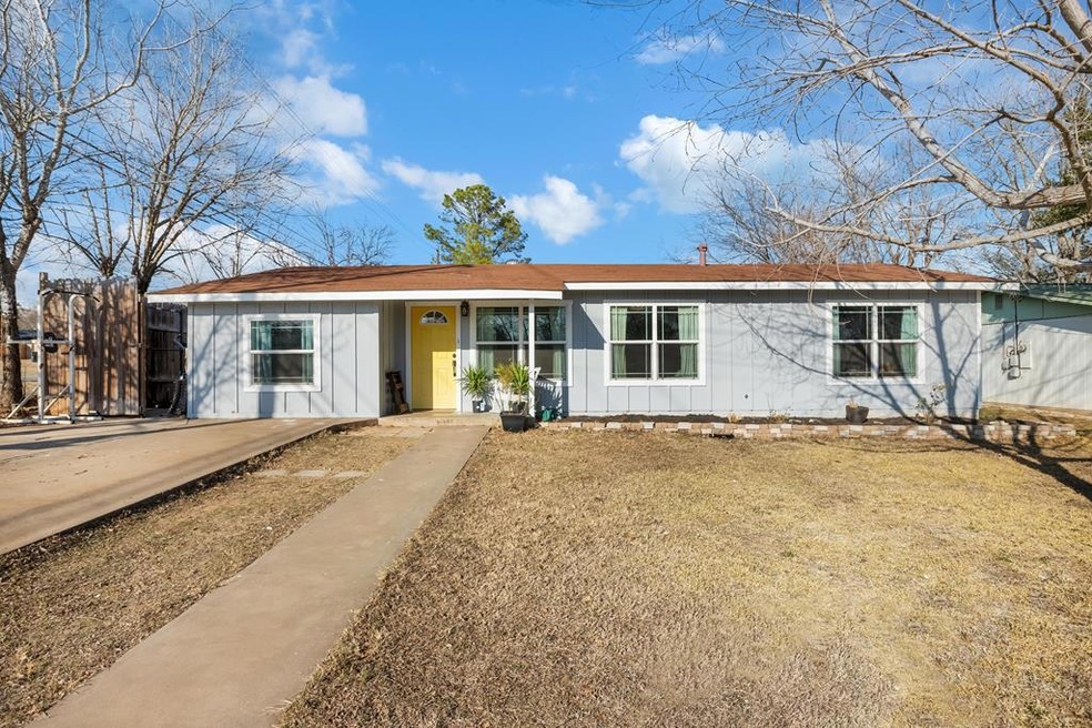 332 W Mulberry St, Fredericksburg, TX 78624 - photo 1