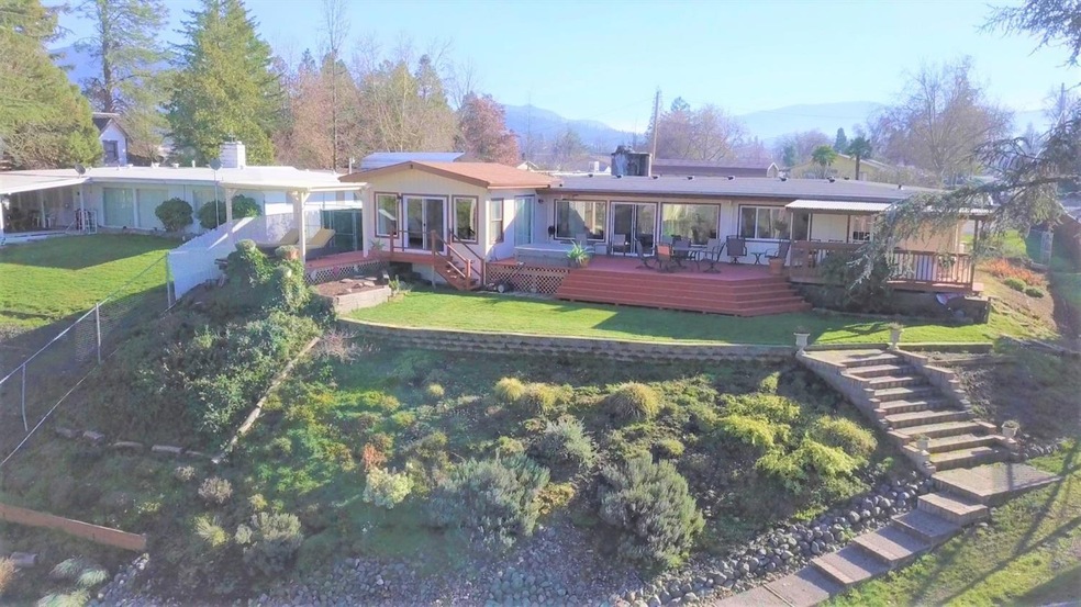 1301 Daisy Ln, Grants Pass, OR 97527 - photo 1